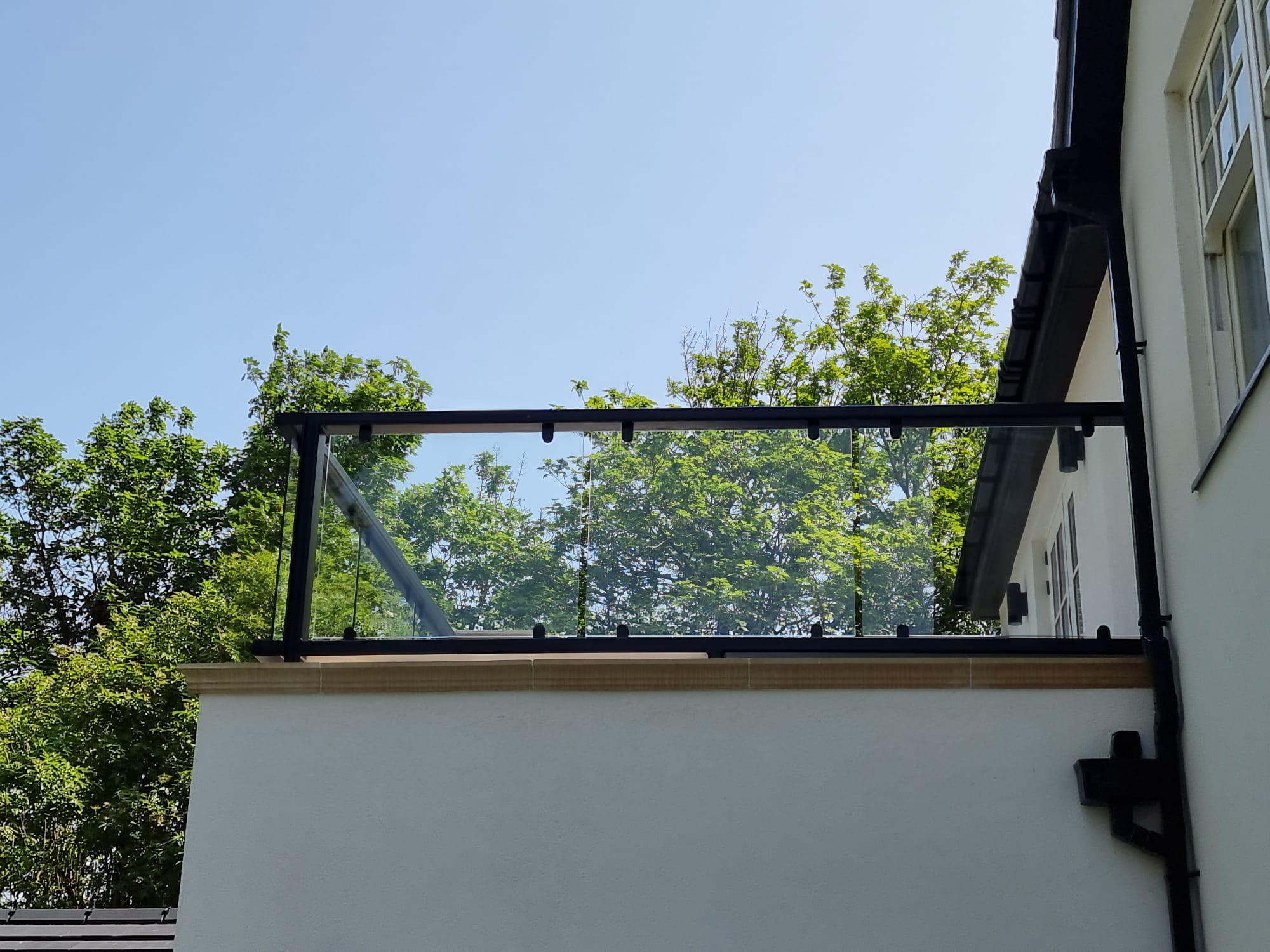 External view of parapet cavity wall glass balustrade, anthracite grey powdercoated steel, Oxford